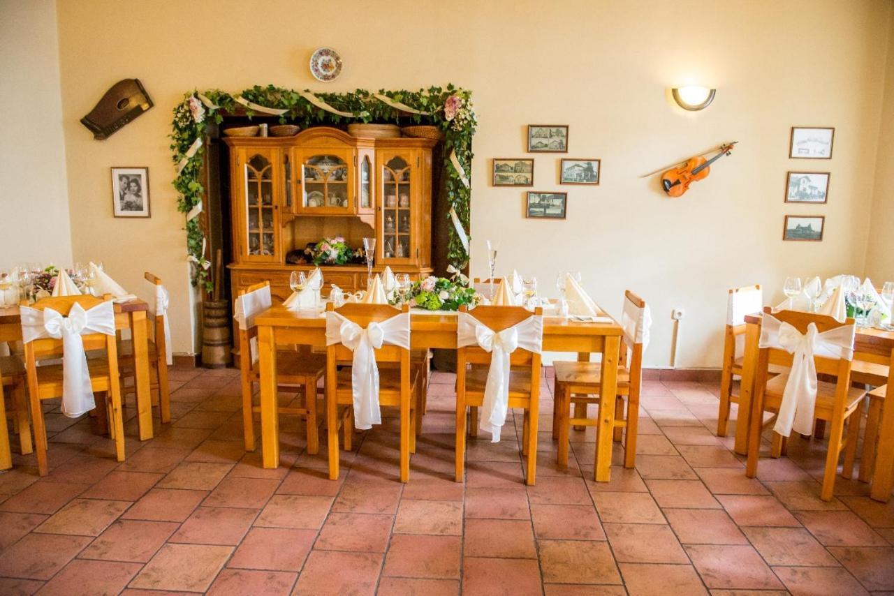 Penzion Restaurace U Helferu Libun Bagian luar foto